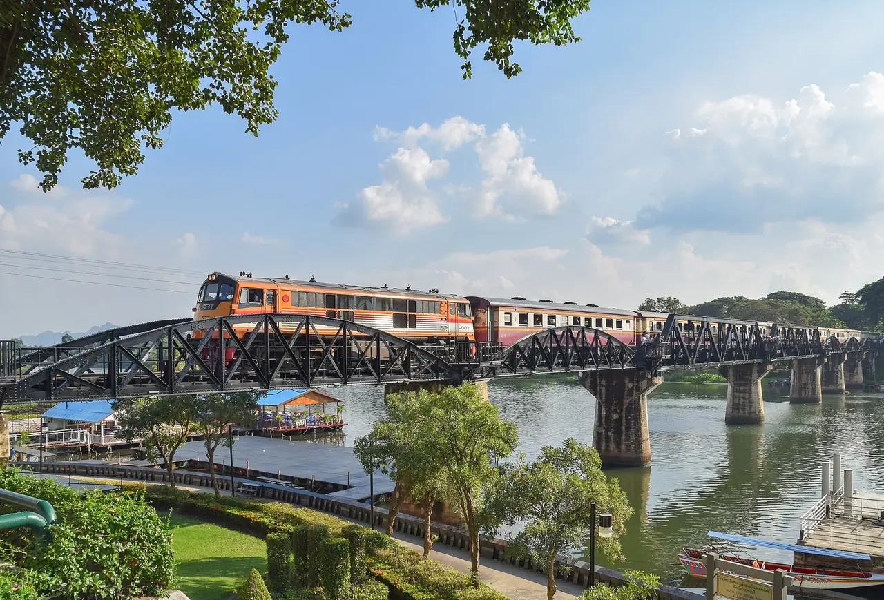 สะพานข้ามแม่น้ำแควที่กาญจนบุรี ภาพถ่ายจาก Wikimedia Commons