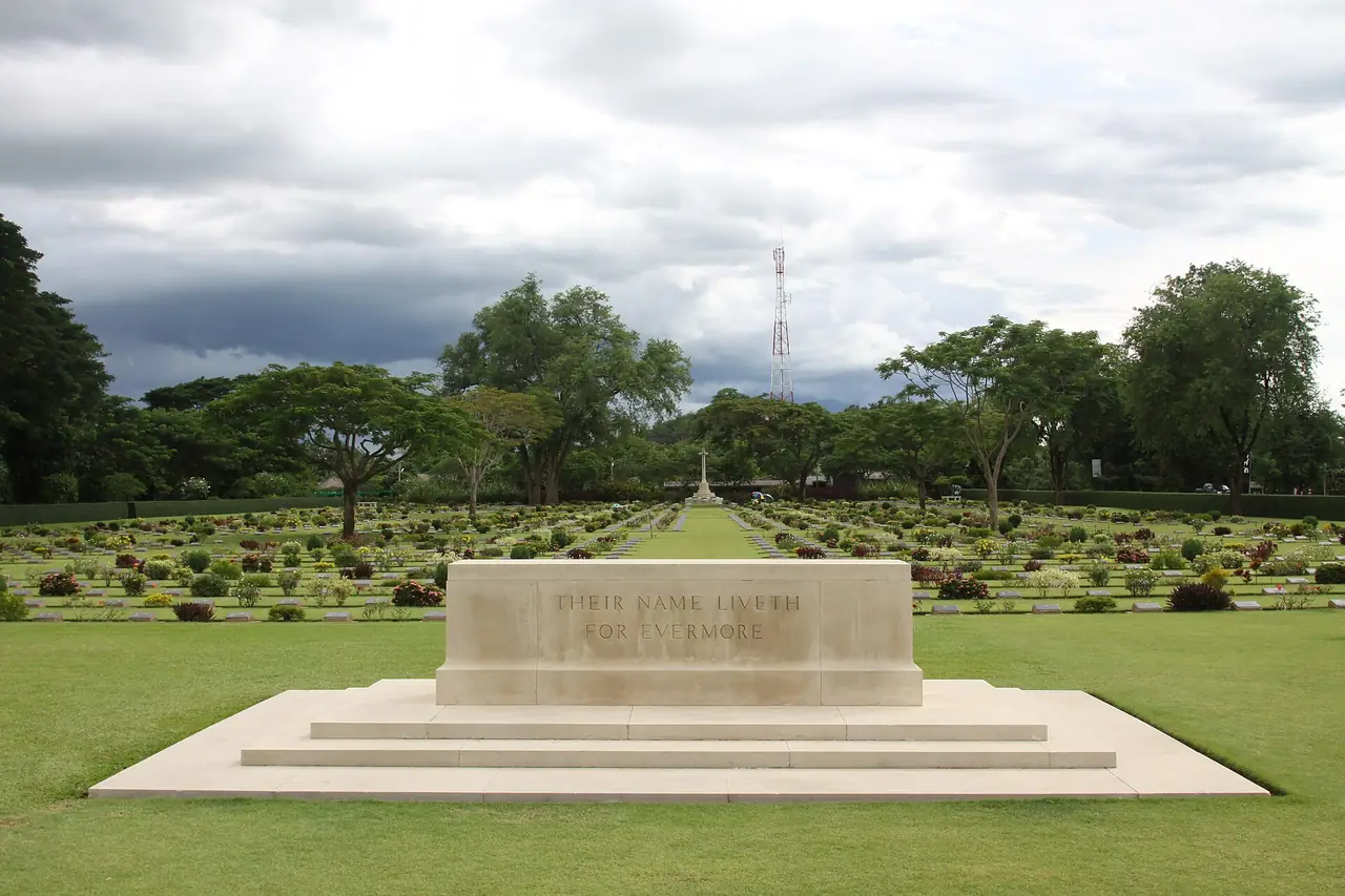 สุสานชุงไคใกล้กาญจนบุรี ภาพถ่ายจาก Wikimedia Commons
