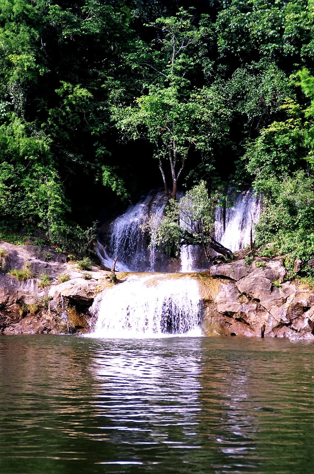 น้ำตกไทรโยคใหญ่ ภาพถ่ายจาก Wikimedia Commons