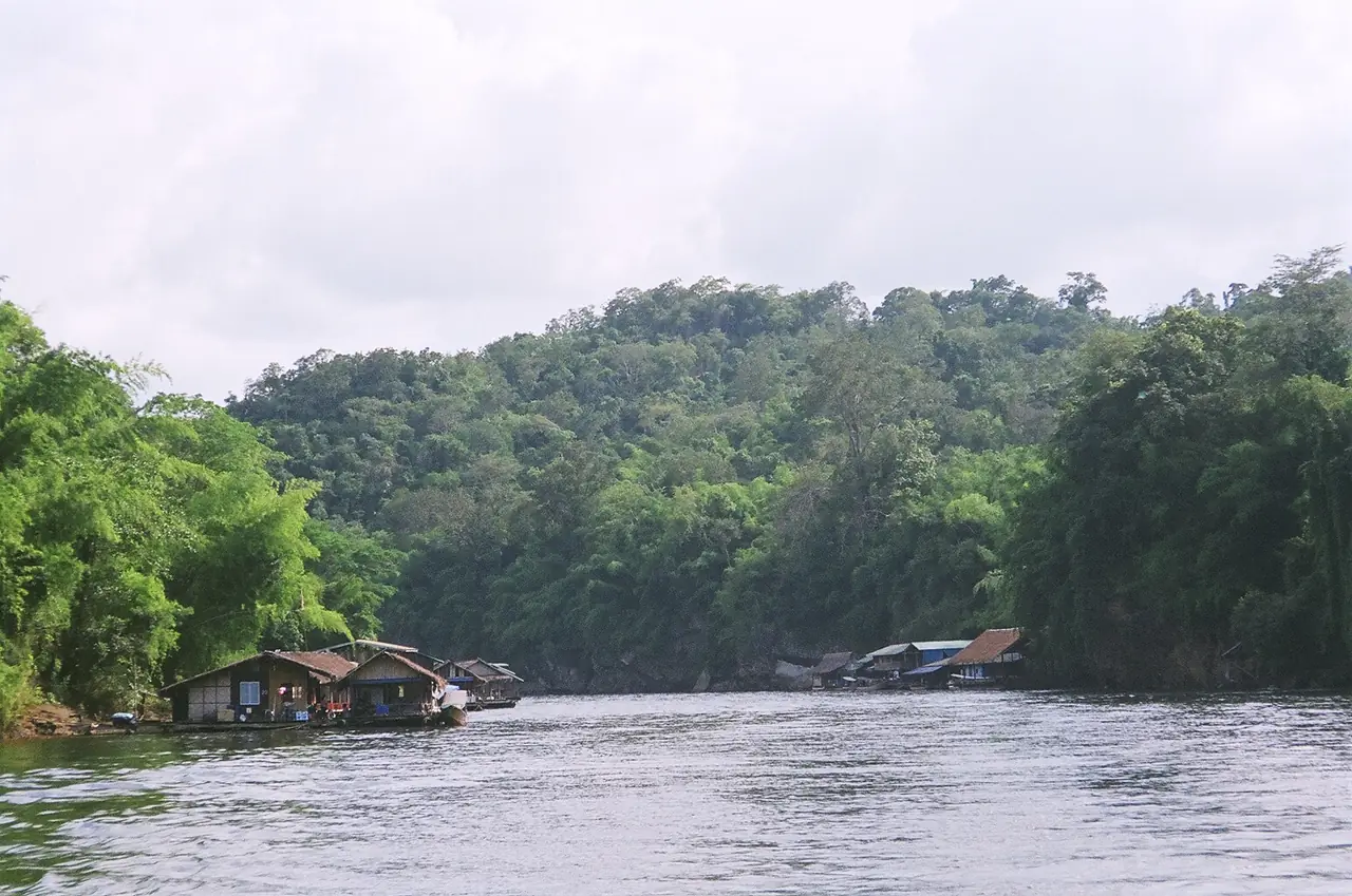 แม่น้ำแควน้อยในอุทยานแห่งชาติไทรโยค ภาพถ่ายจาก Wikimedia Commons