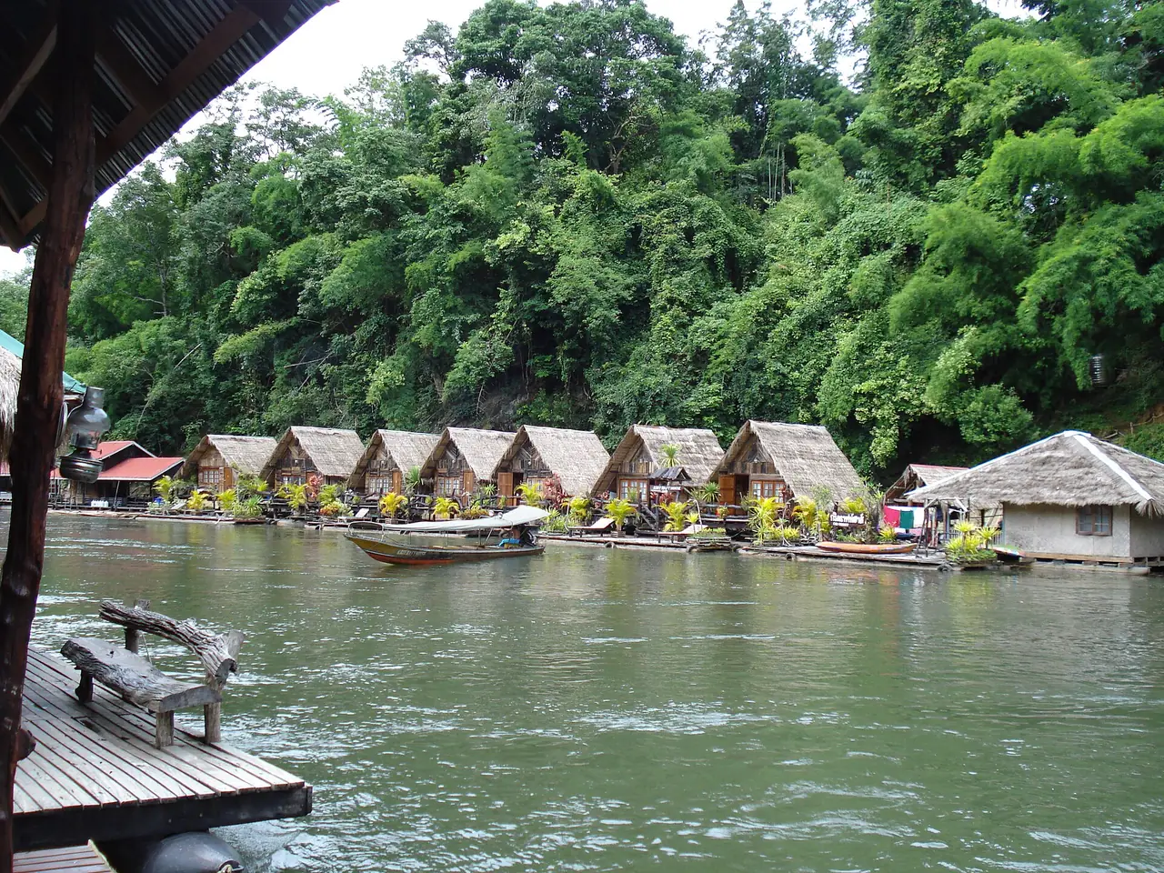 บ้านแพ (houseboat) ในอุทยานแห่งชาติไทรโยค ภาพถ่ายจาก Wikimedia Commons
