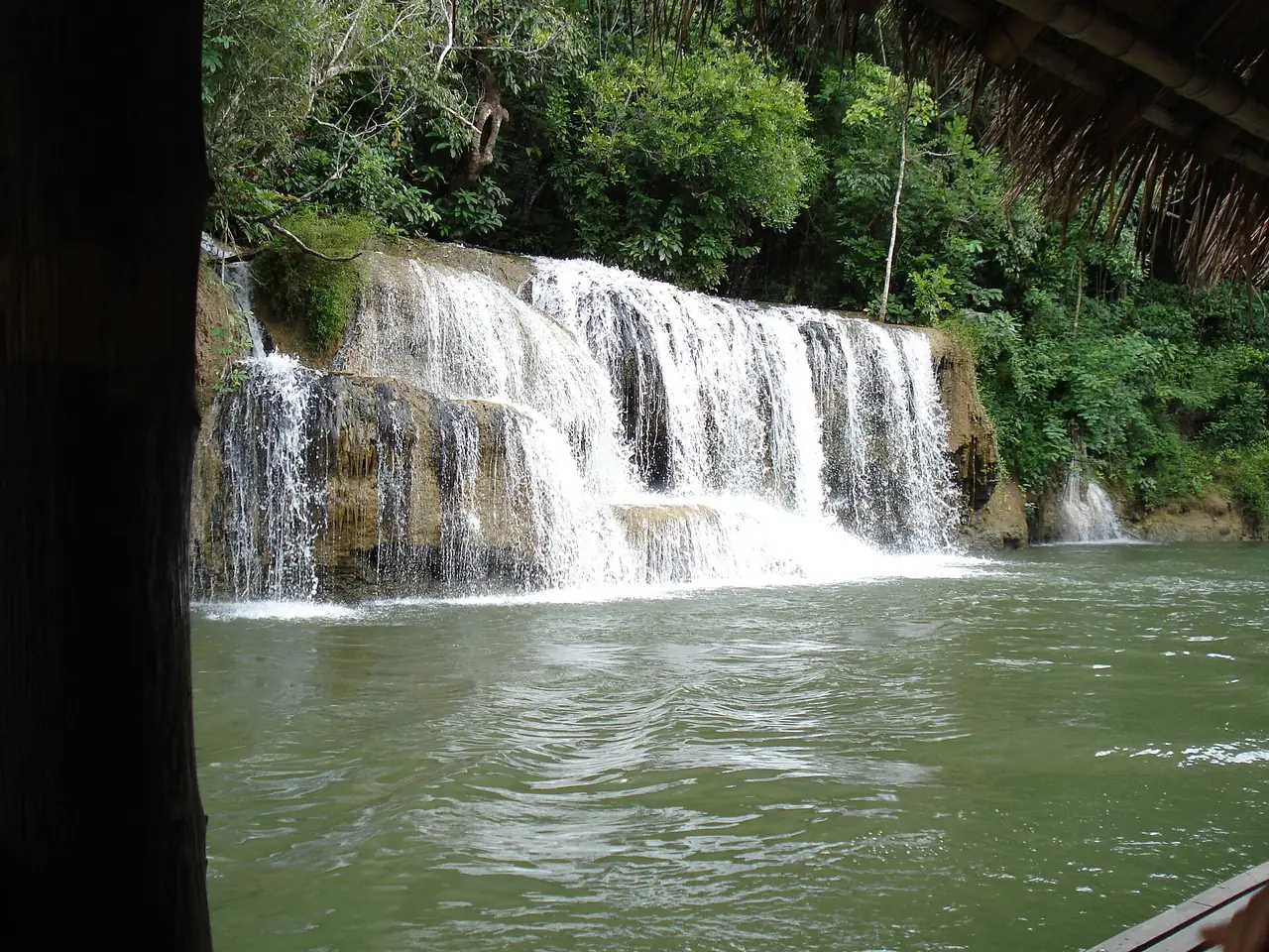 น้ำตกในอุทยานแห่งชาติไทรโยค ภาพถ่ายจาก Wikimedia Commons