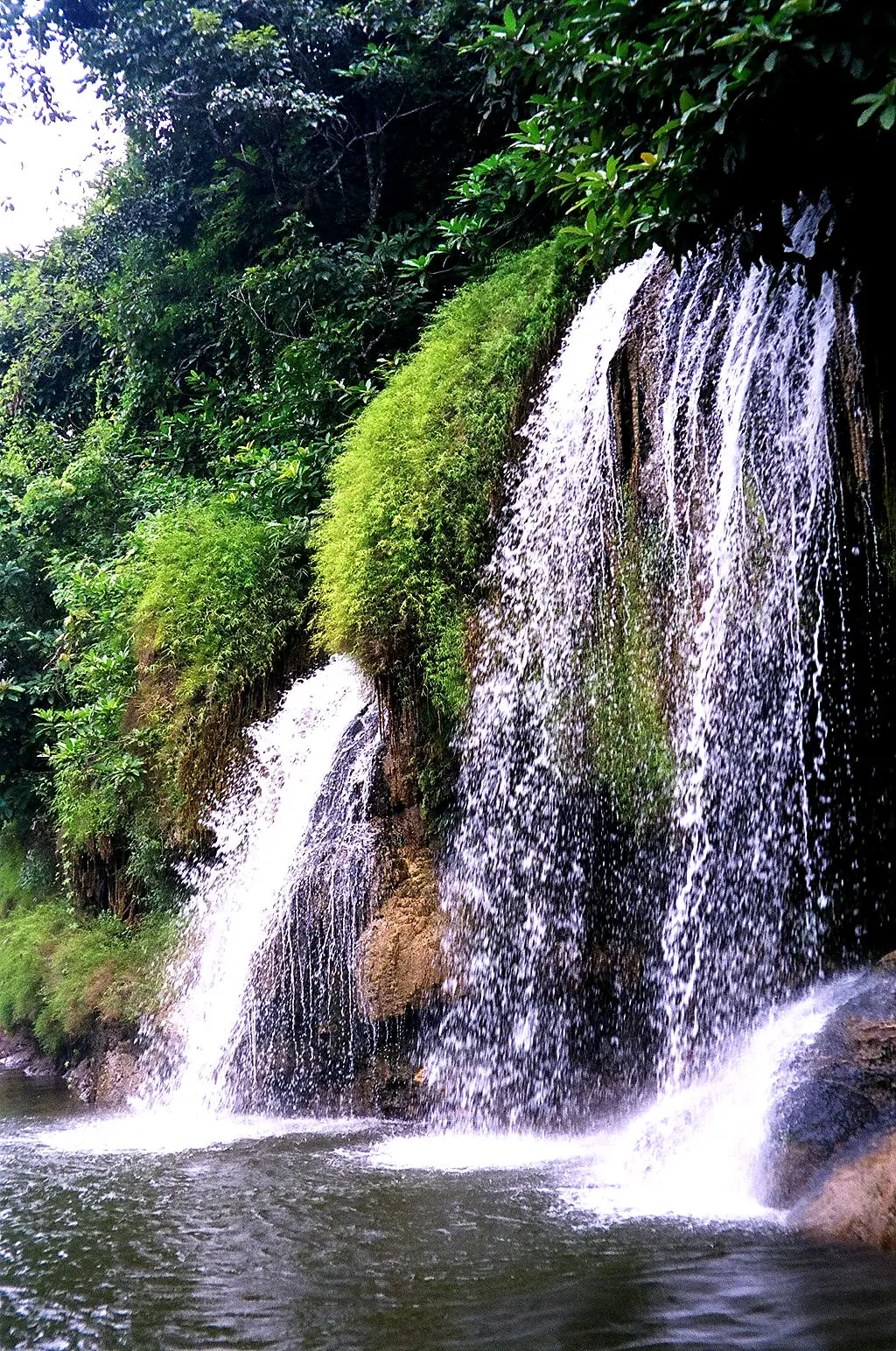 น้ำตกไทรโยคเล็กในอุทยานแห่งชาติไทรโยค ภาพถ่ายจาก Wikimedia Commons