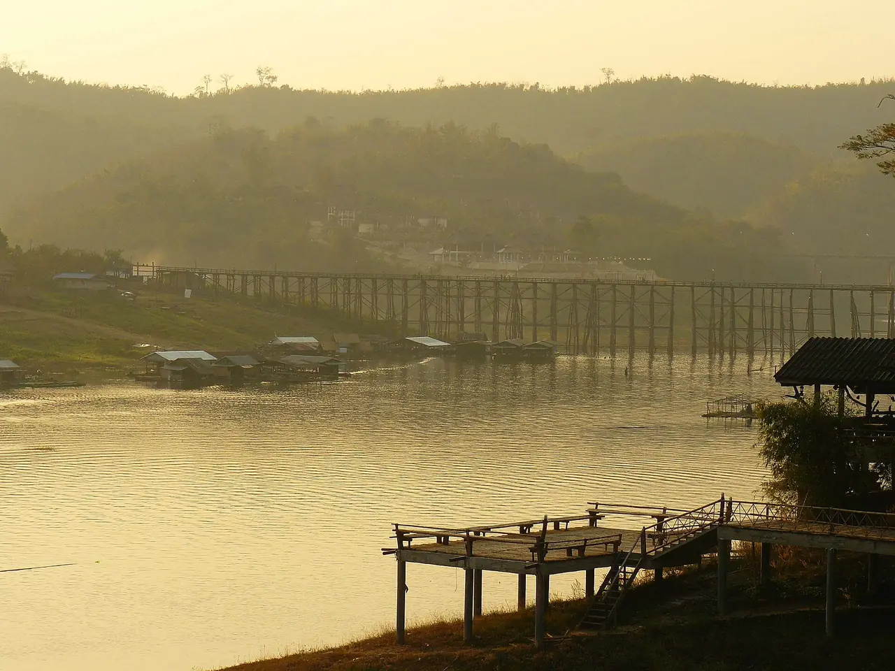 สะพานมอญข้ามอ่างเก็บน้ำเขาแหลมที่สังขละบุรี ภาพถ่ายจาก Wikimedia Commons