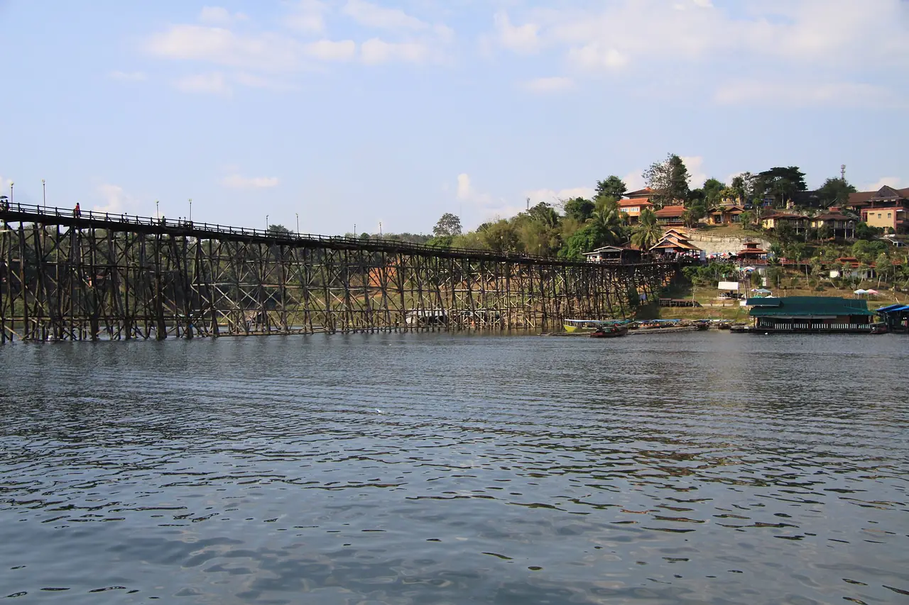 สะพานไม้ข้ามอ่างเก็บน้ำที่สังขละบุรี ภาพถ่ายจาก Wikimedia Commons