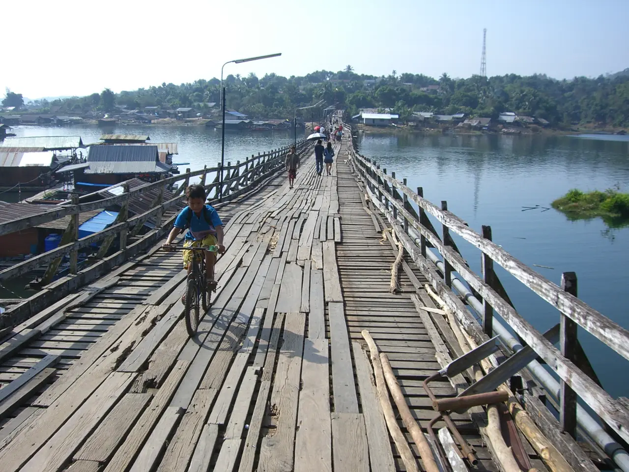 ผู้คนเดินบนสะพานมอญ ภาพถ่ายจาก Wikimedia Commons
