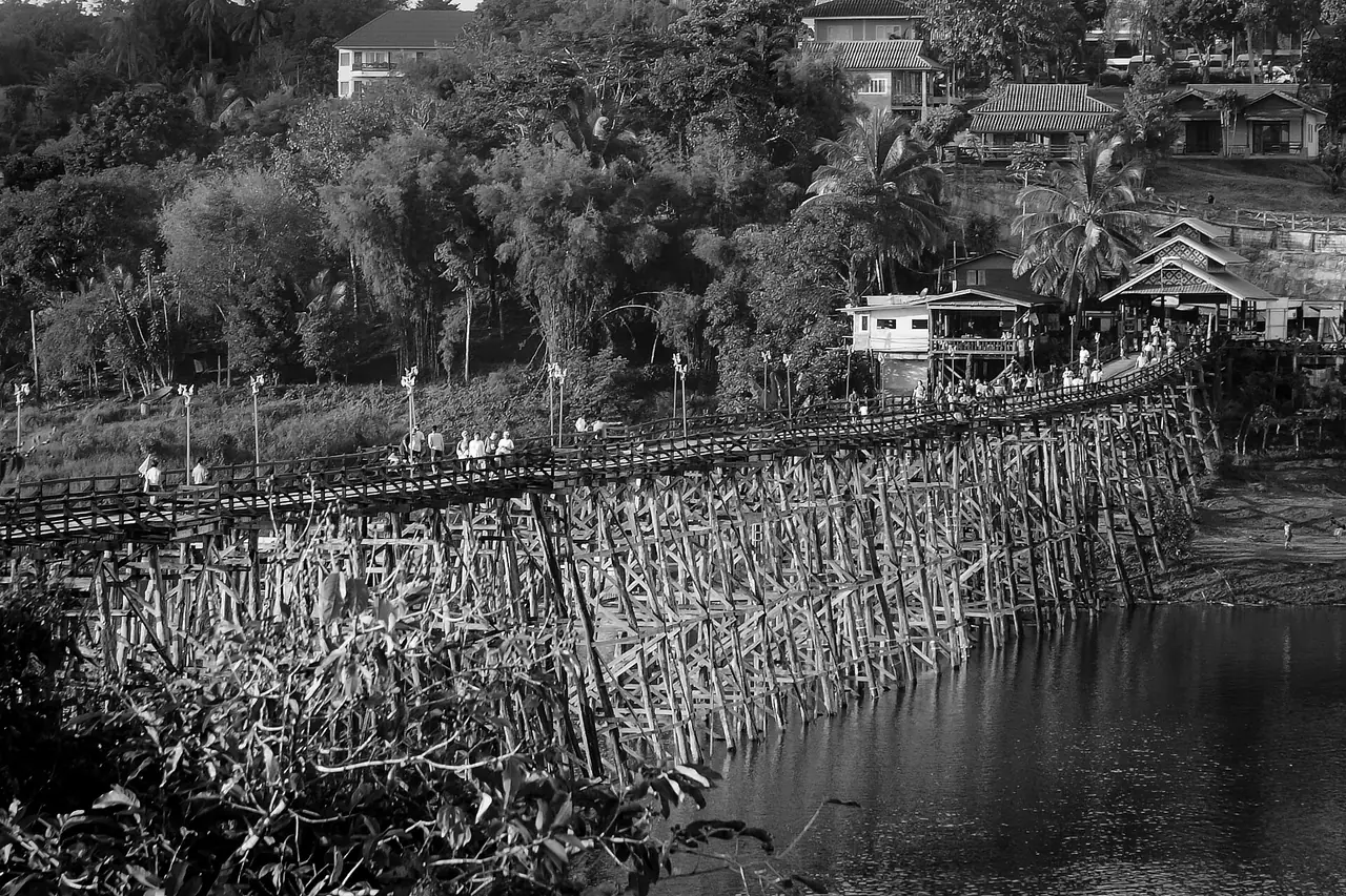 สะพานไม้ที่ชาวบ้านสังขละบุรีใช้ข้ามไปมาค้าขายระหว่างสองฝั่งอ่างเก็บน้ำ ภาพถ่ายจาก Wikimedia Commons