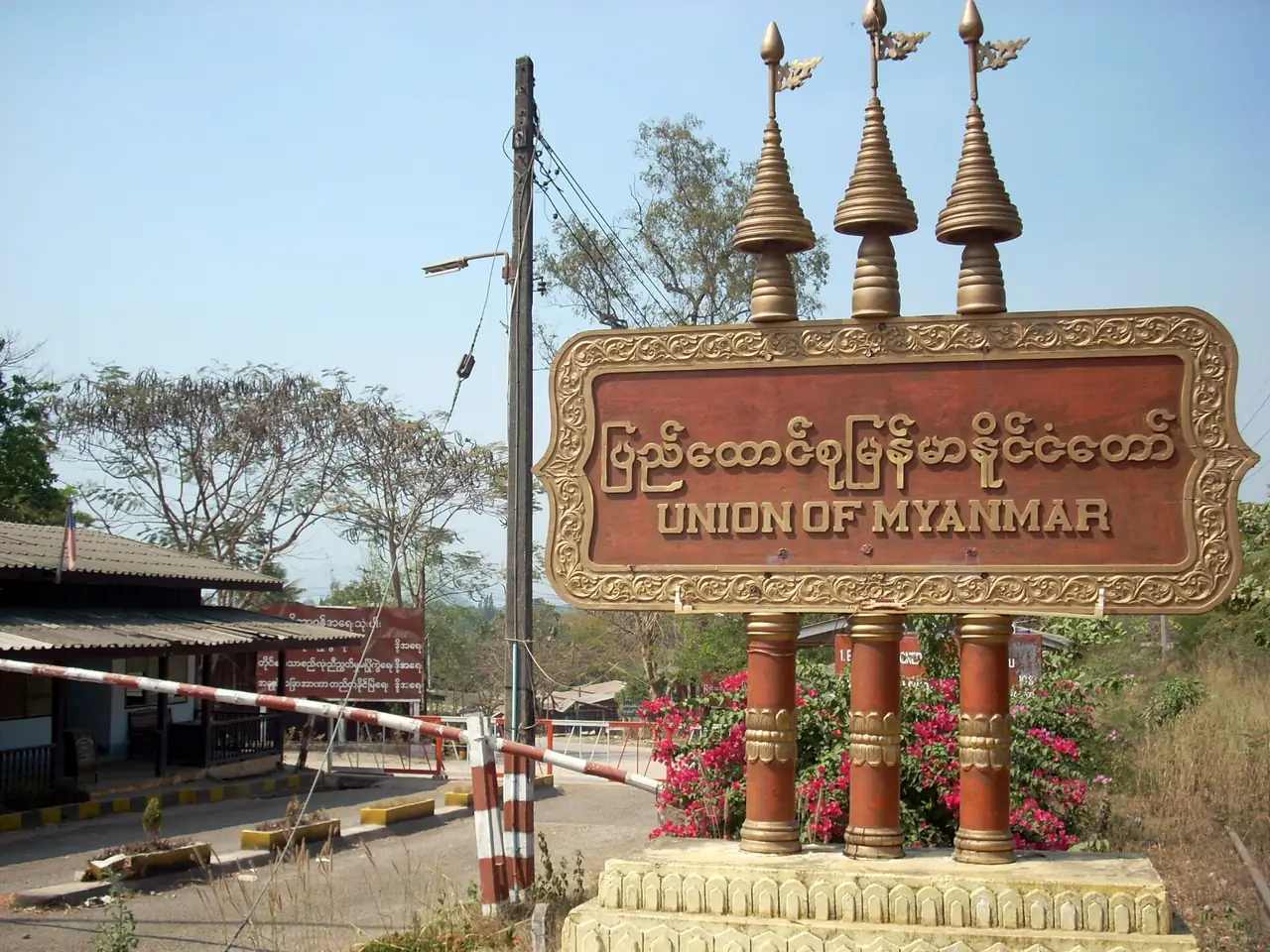 ป้ายเขตแดนที่ด่านเจดีย์สามองค์ ภาพถ่ายจาก Wikimedia Commons