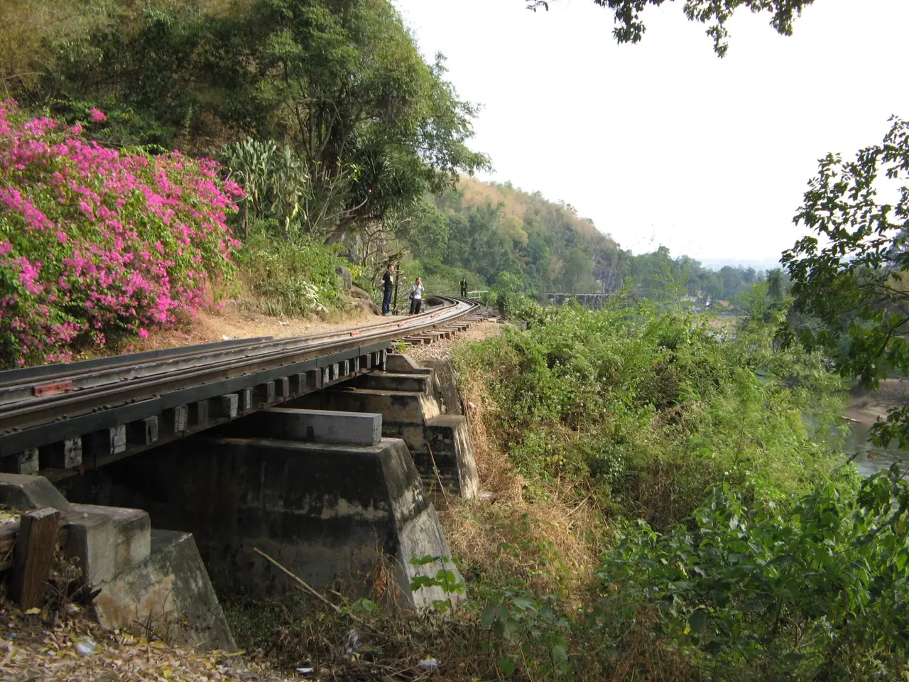 ทางรถไฟหน้าถ้ำกระแซ ภาพถ่ายจาก Wikimedia Commons