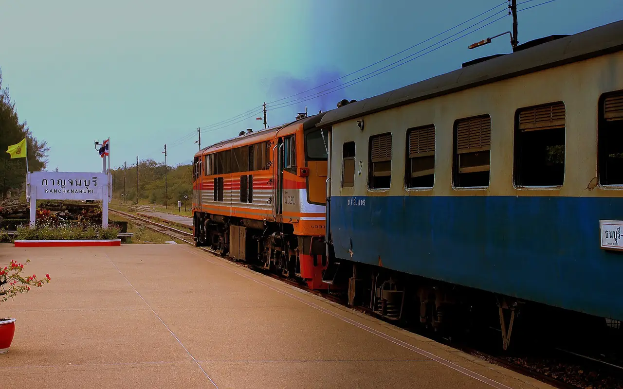 หัวรถจักรที่ Krupp สร้างลากขบวนไปน้ำตกที่สถานีกาญจนบุรี ภาพถ่ายจาก Wikimedia Commons เดือนมกราคม 2013