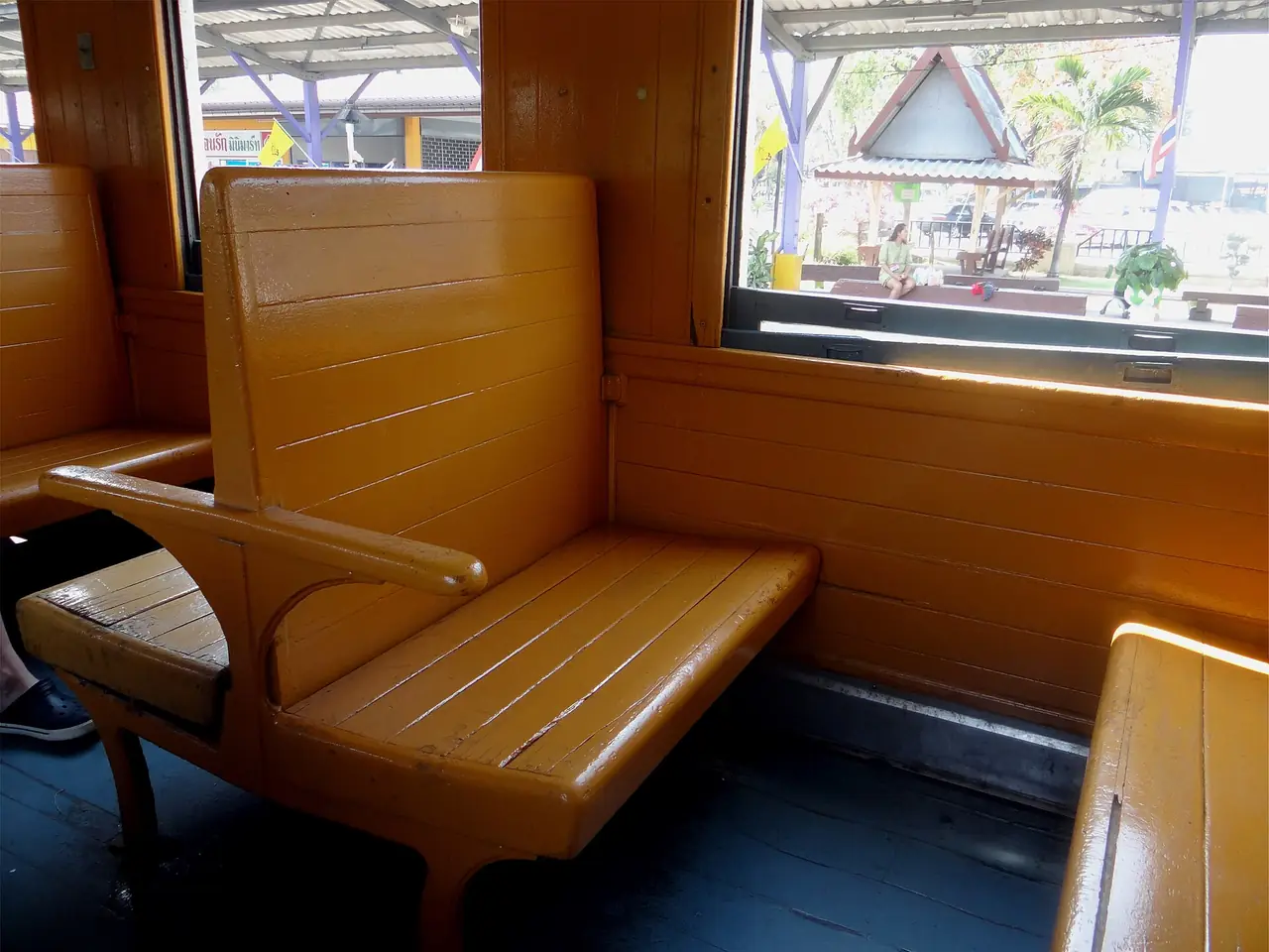 สถานีรถไฟกาญจนบุรี จุดขึ้นรถไฟสายมรณะ ภาพถ่ายจาก Wikimedia Commons