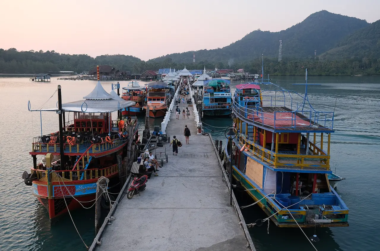 ท่าเรือบางเบ้า เกาะช้าง จุดออกของทริปเรือจำนวนมาก (ภาพ kallerna, CC BY-SA 4.0)
