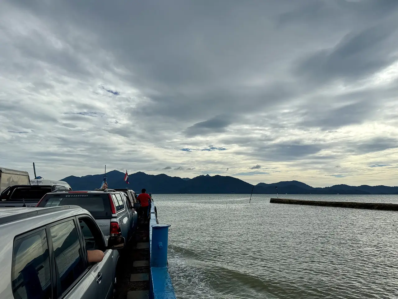 เรือเฟอร์รีที่ใช้ข้ามไปเกาะช้าง (ภาพ Slyronit, CC BY-SA 4.0)