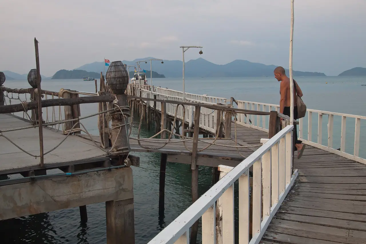 สะพานท่าเรือไม้ที่เกาะหวาย (ภาพ Vyacheslav Argenberg, CC BY 4.0)