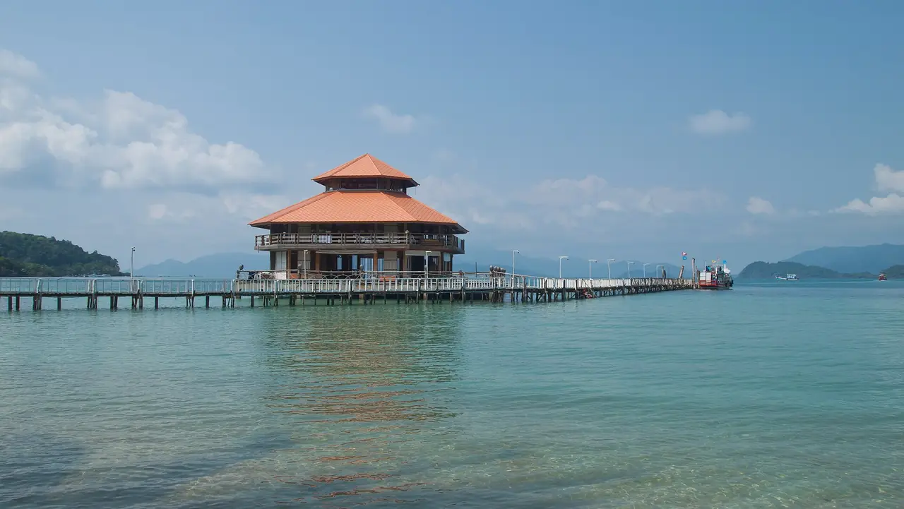 อาคารศูนย์ข้อมูลของอุทยานแห่งชาติหมู่เกาะช้างที่เกาะหวาย (ภาพ Vyacheslav Argenberg, CC BY 4.0)