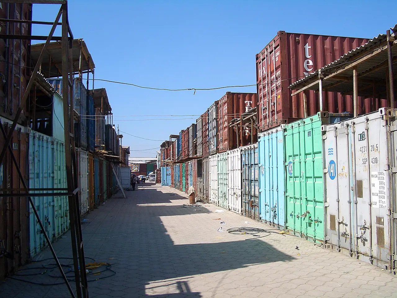 ทางเดินระหว่างตู้คอนเทนเนอร์ในตลาดดอร์ดอย บิชเคก ภาพจาก Wikimedia Commons ผู้ถ่าย Vmenkov สัญญา CC BY-SA 3.0 ภาพเก่า ไม่ระบุปีถ่ายในไฟล์ ตลาดอาจเปลี่ยนไปแล้ว