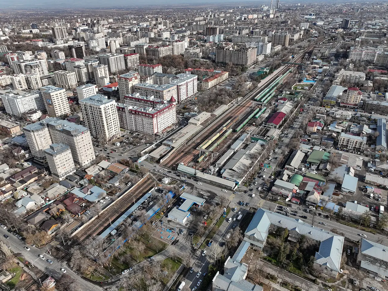 ภาพถ่ายมุมสูงสถานีรถไฟบิชเคก-2 และย่านโดยรอบ ภาพจาก Wikimedia Commons ผู้ถ่าย Nikolai Bulykin สัญญา CC BY-SA 4.0 ไม่ระบุปีถ่าย