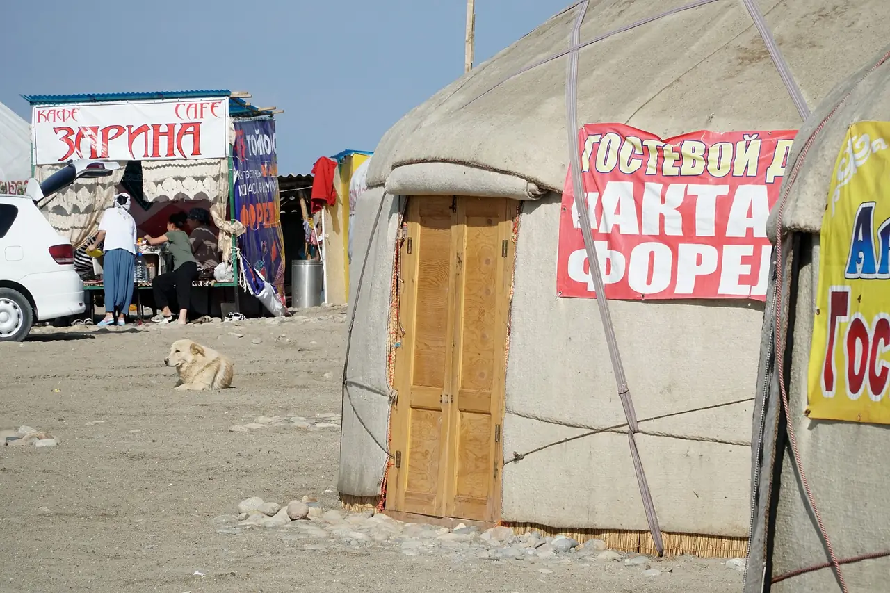 ยูร์ตและป้ายร้านอาหารริมทะเลสาบเกลือ Tuz-Kol ที่ Kyzyl-Tuu ภาพจาก Wikimedia Commons ผู้ถ่าย Adam Harangozó สัญญา CC BY-SA 4.0 ไม่ระบุปีถ่าย