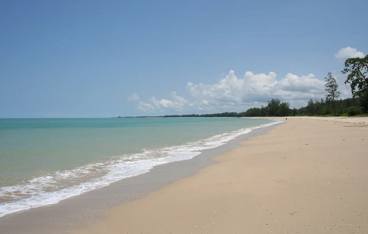 ชายหาดยาวตามแนวเขาหลักที่รถรับส่งส่วนใหญ่ไปถึง ภาพของ Allen จาก Wikimedia Commons ผู้ถ่ายระบุว่าถ่ายหน้ารีสอร์ตแห่งหนึ่ง