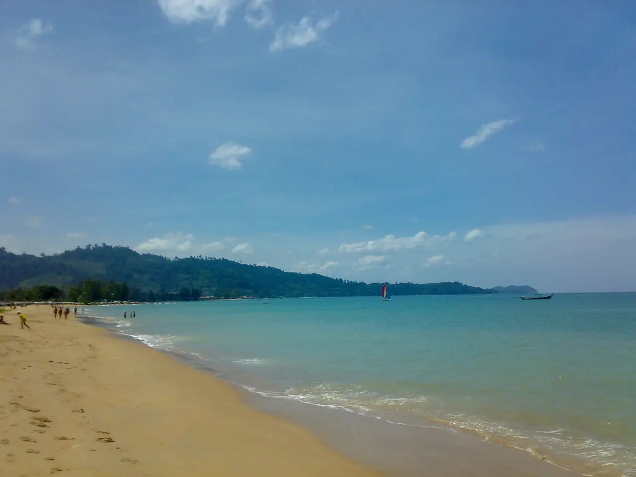 หาดคึกคัก มีเขาเป็นฉากหลัง ภาพของ Bjoertvedt จาก Wikimedia Commons ไม่ได้ระบุวันที่ถ่าย