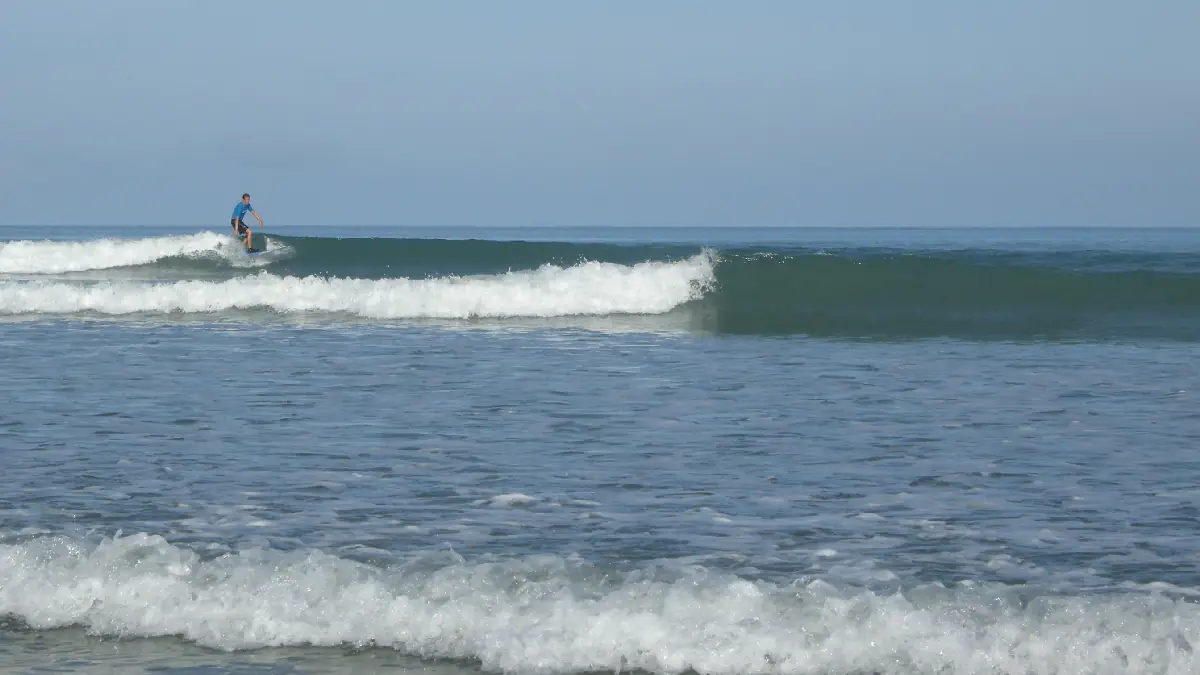 คลื่นที่แหลมปะการัง ภาพของ Pakarang Surf Shop จาก Wikimedia Commons ผู้ถ่ายคือร้านเซิร์ฟในพื้นที่ ไม่ได้ระบุปีที่ถ่าย