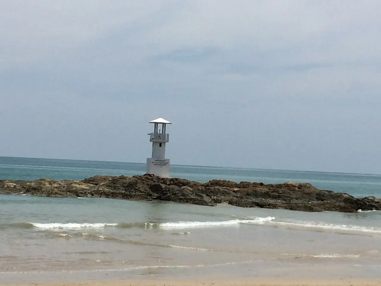 หอไฟสีขาวบนโขดหินริมหาดที่ Wikimedia Commons ตั้งชื่อว่า Khao Lak light beacon ภาพของ Jmex ไม่ได้ระบุปีที่ถ่าย
