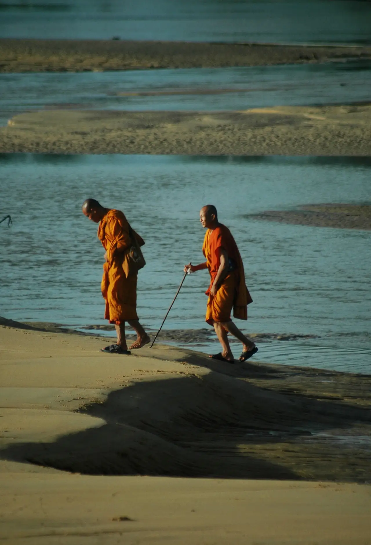 พระภิกษุเดินบนหาดบางเนียง ภาพของ Abe Khao Lak จาก Wikimedia Commons ไม่ได้ระบุปีที่ถ่าย