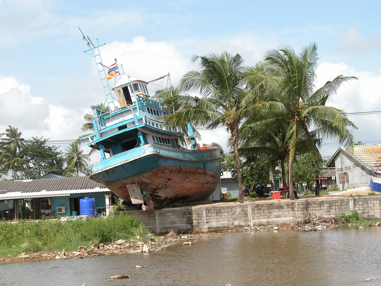 เรือประมงถูกคลื่นสึนามิพัดขึ้นฝั่งที่บ้านน้ำเค็ม ภาพของ Stephen Kennedy จาก Wikimedia Commons ผู้ถ่ายระบุชื่อเรือว่า Choksiriphon ไม่ได้ระบุปีที่ถ่าย ตำแหน่งปัจจุบันของเรืออาจเปลี่ยน