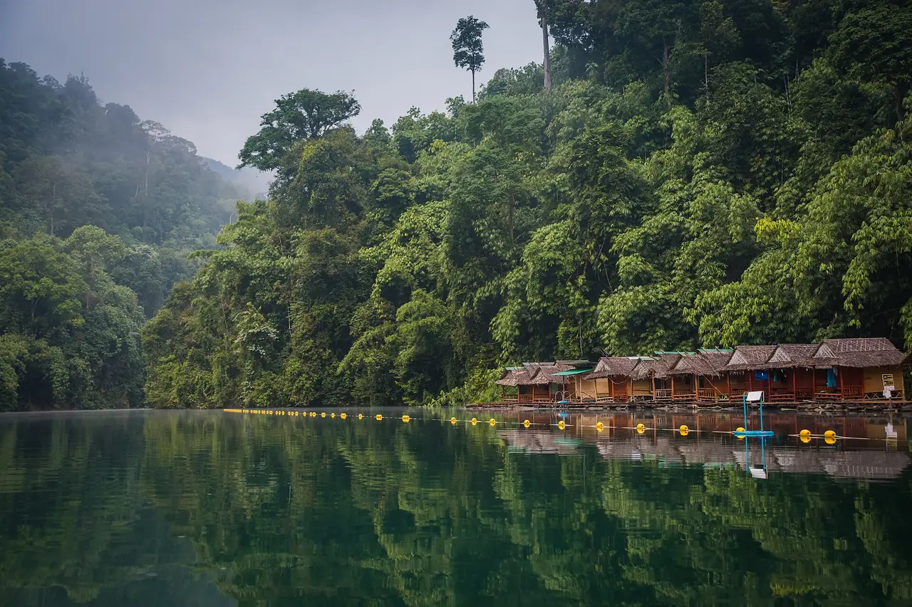 แพบ้านพักริมทะเลสาบในป่าเขาสก ภาพของ Marcin Kaliński จาก Unsplash ผ่าน Wikimedia Commons ไม่ได้ระบุชื่อผู้ประกอบการ