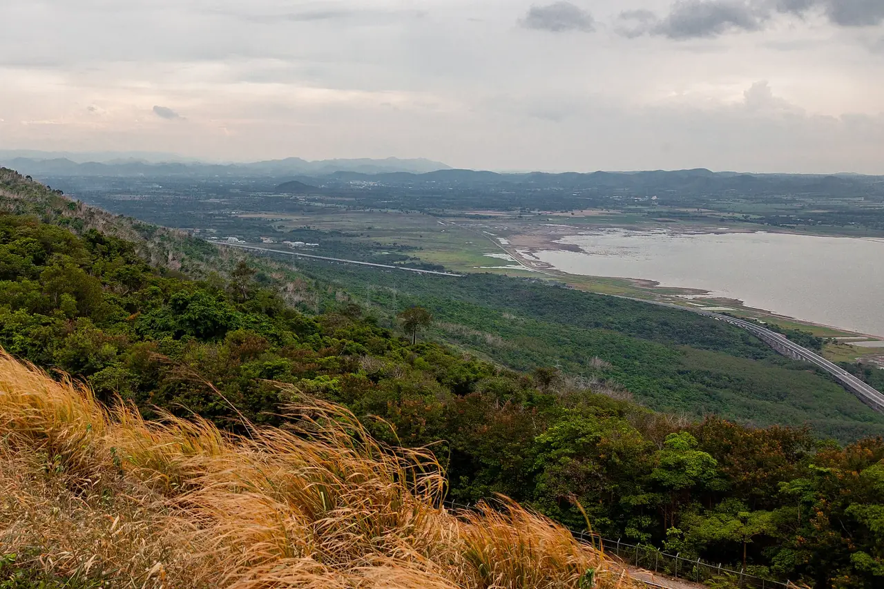 มอเตอร์เวย์ 6 และอ่างเก็บน้ำลำตะคอง มองจากเขาใหญ่เทียง ปากช่อง ภาพถ่ายจาก Wikimedia Commons