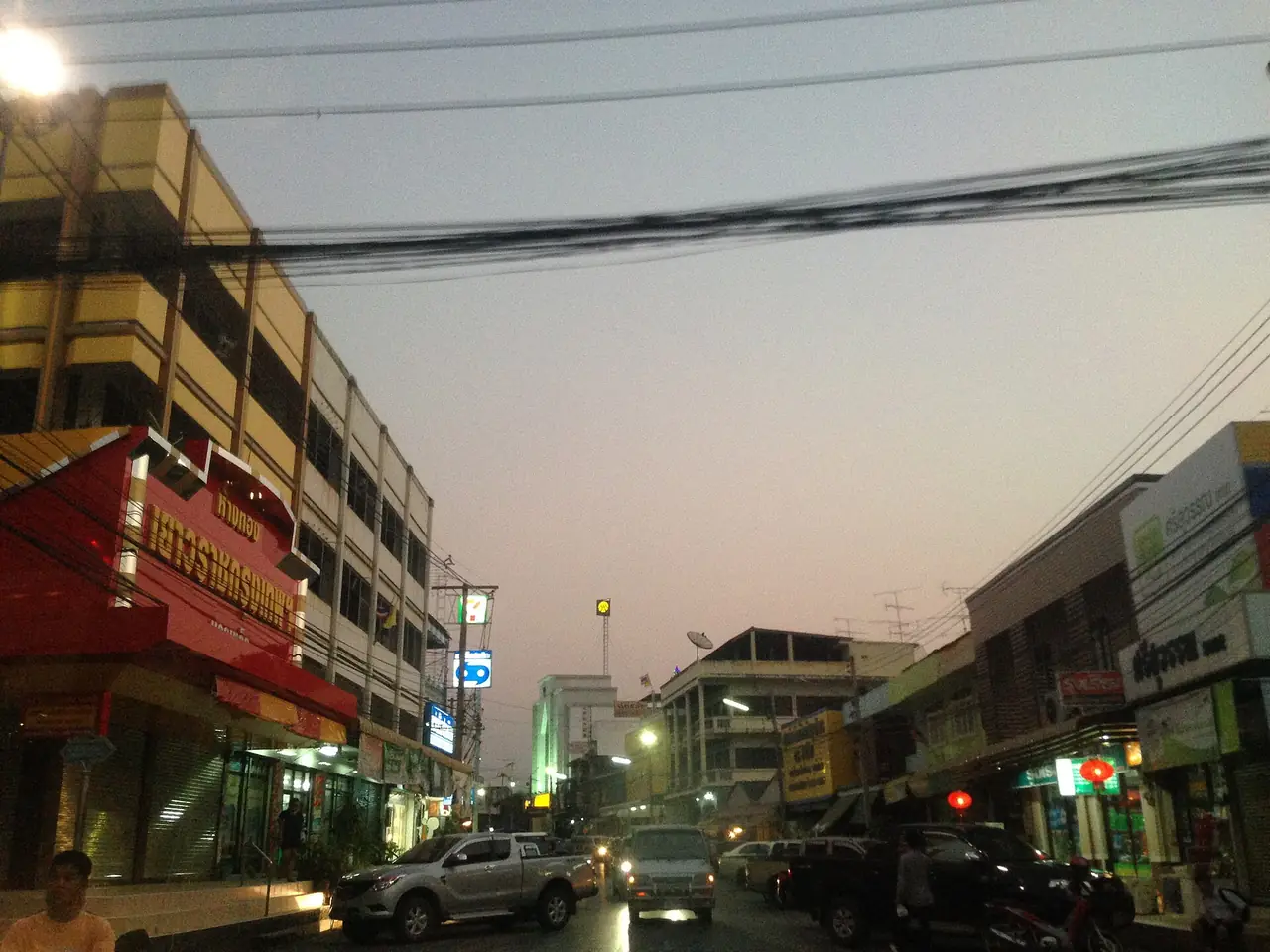 ย่านตลาดมวกเหล็กยามเย็น สระบุรี ภาพถ่ายจาก Wikimedia Commons ถ่ายหลายปีก่อน