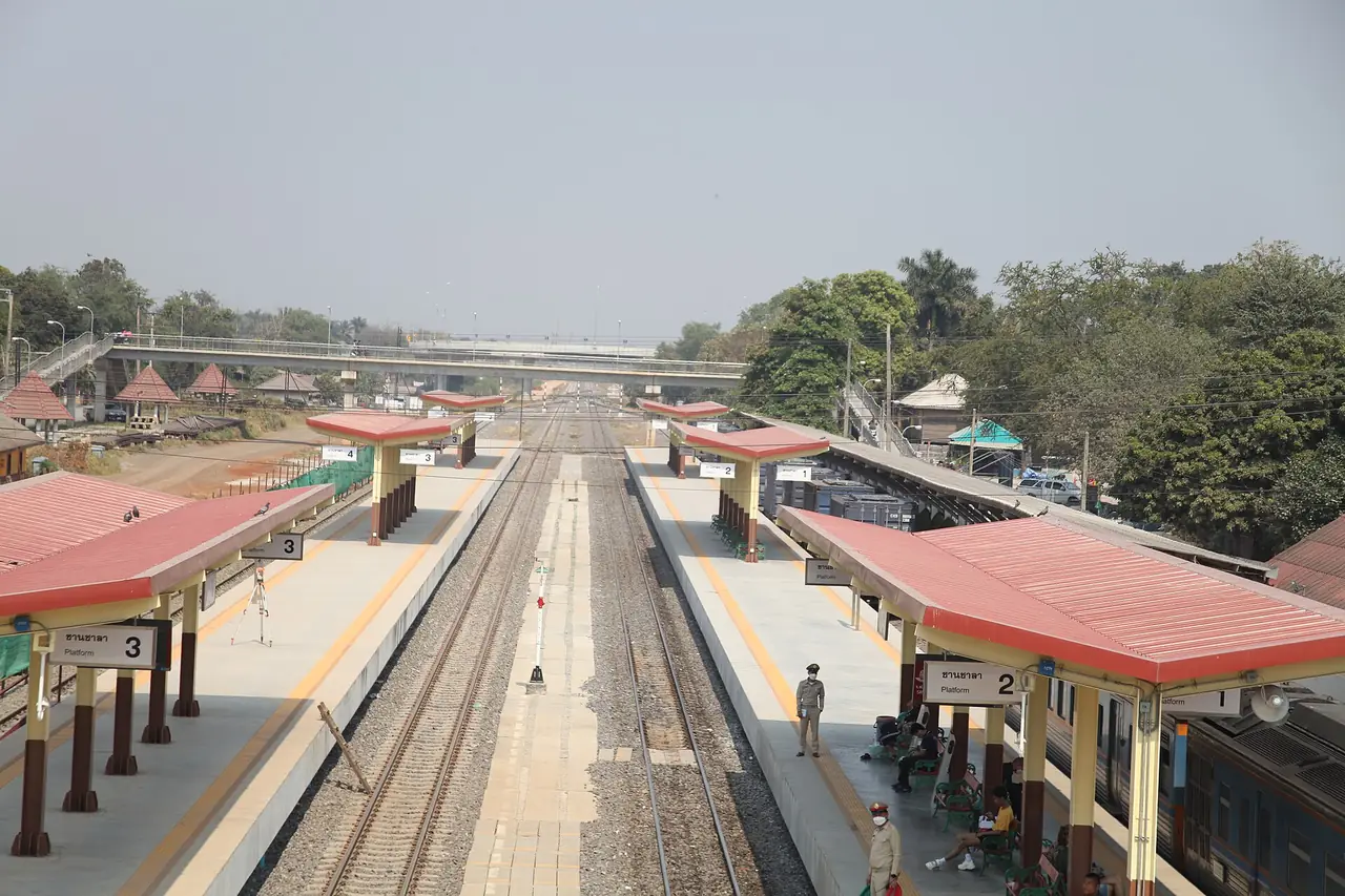 ชานชาลาสถานีรถไฟปากช่อง ภาพถ่ายจาก Wikimedia Commons ถ่ายหลายปีก่อน