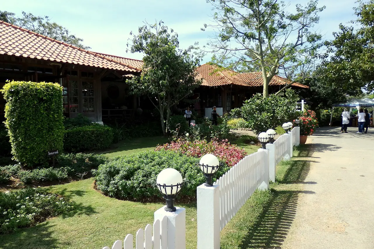 ทางเดินและสวนหน้าอาคารในไร่ PB Valley ภาพถ่ายจาก Wikimedia Commons ถ่ายหลายปีก่อน เป็นภาพประกอบ