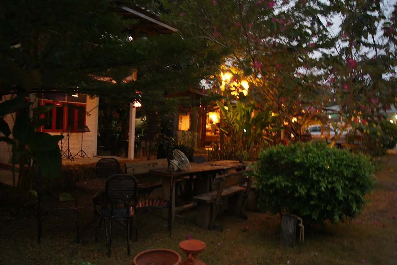 ร้านอาหารบรรยากาศสวนยามค่ำ ตามชื่อไฟล์ใน Wikimedia Commons ถ่ายที่ตำบลวังหมี อำเภอวังน้ำเขียว ภาพประกอบบรรยากาศร้านริมสวนในย่านเขาใหญ่-วังน้ำเขียว ไม่ได้ระบุชื่อร้าน