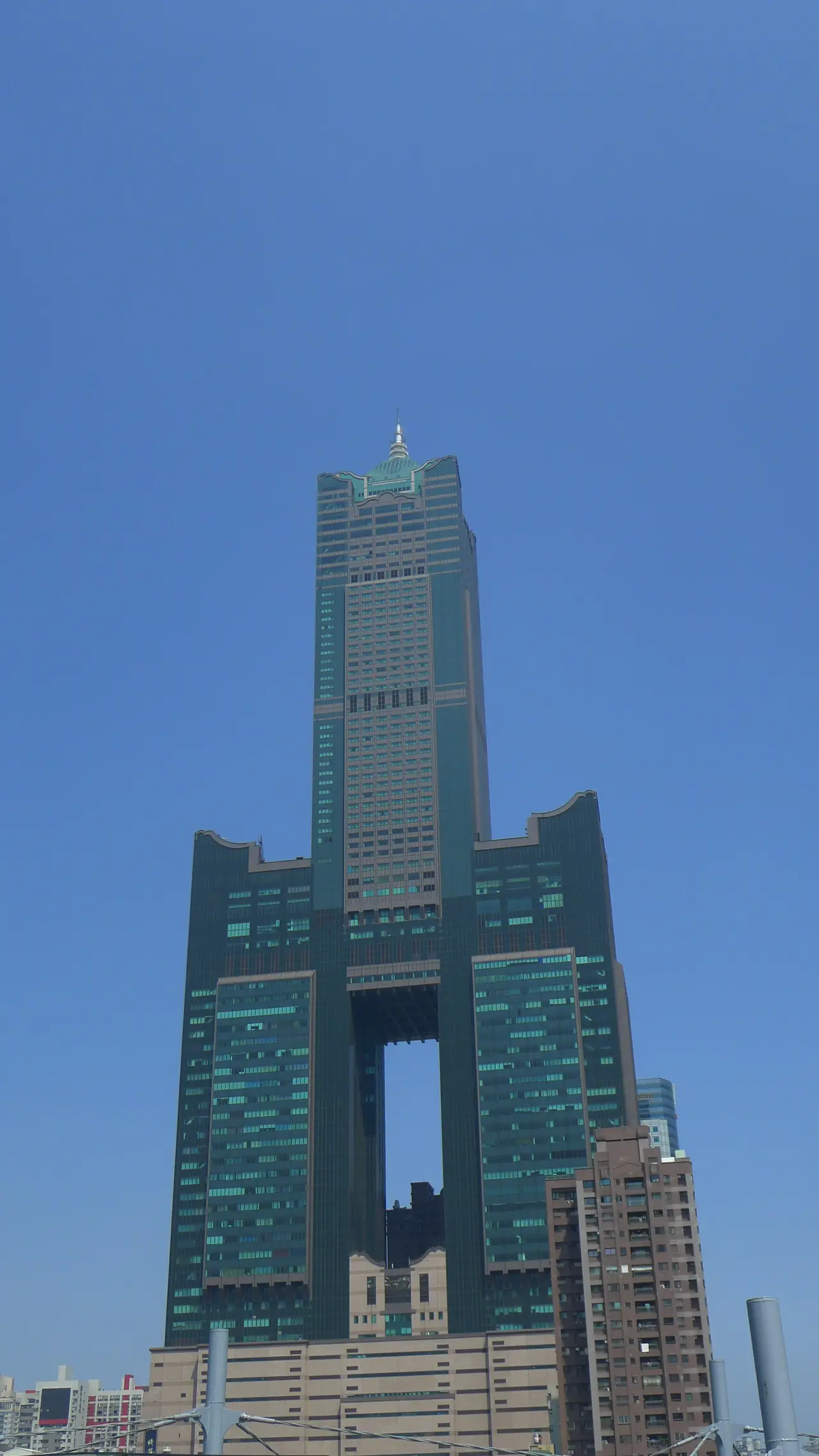 ตึก 85 Sky Tower ในเกาสง จุดสังเกตของย่านซันตัว/หลิงหยา (ไม่ใช่โรงแรมใดโดยเฉพาะ)