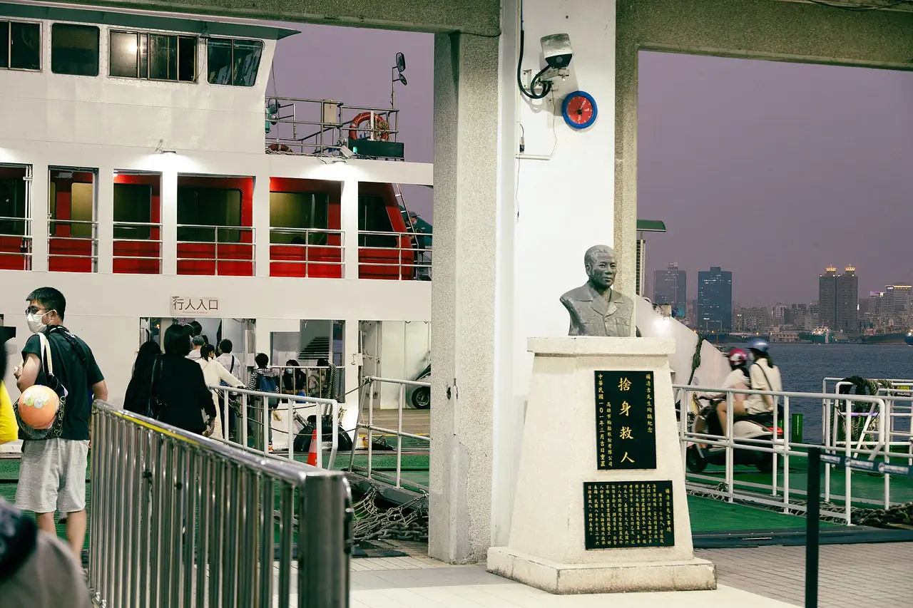 ภายในเรือข้ามฟากที่ใช้ไปเกาะฉีจิน ท่าเรือเกาสง (ภาพบนเรือ)