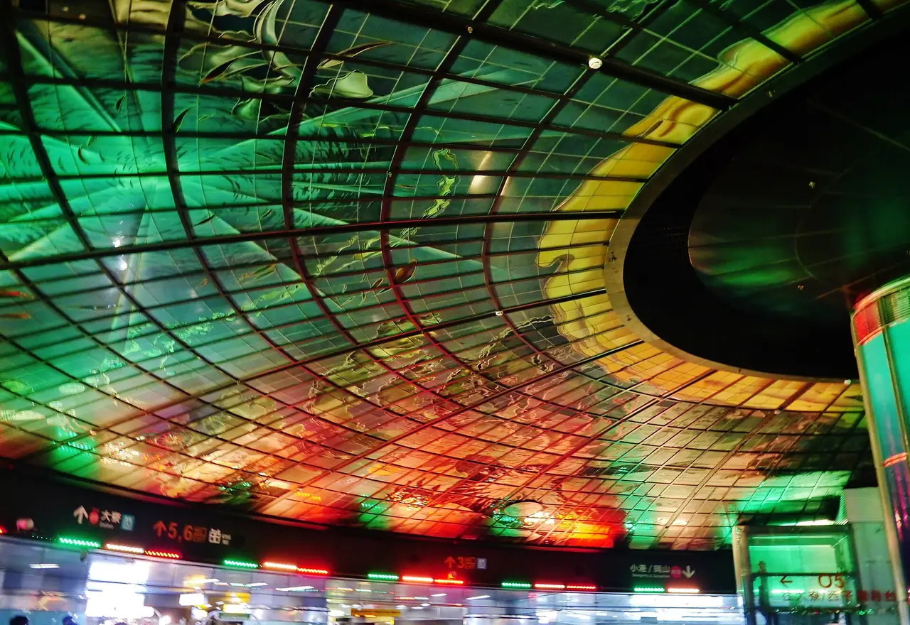 เพดานโดมแสง (Dome of Light) ที่สถานี MRT Formosa Boulevard ซึ่งเป็นจุดเปลี่ยนสายสีแดงกับสีส้ม