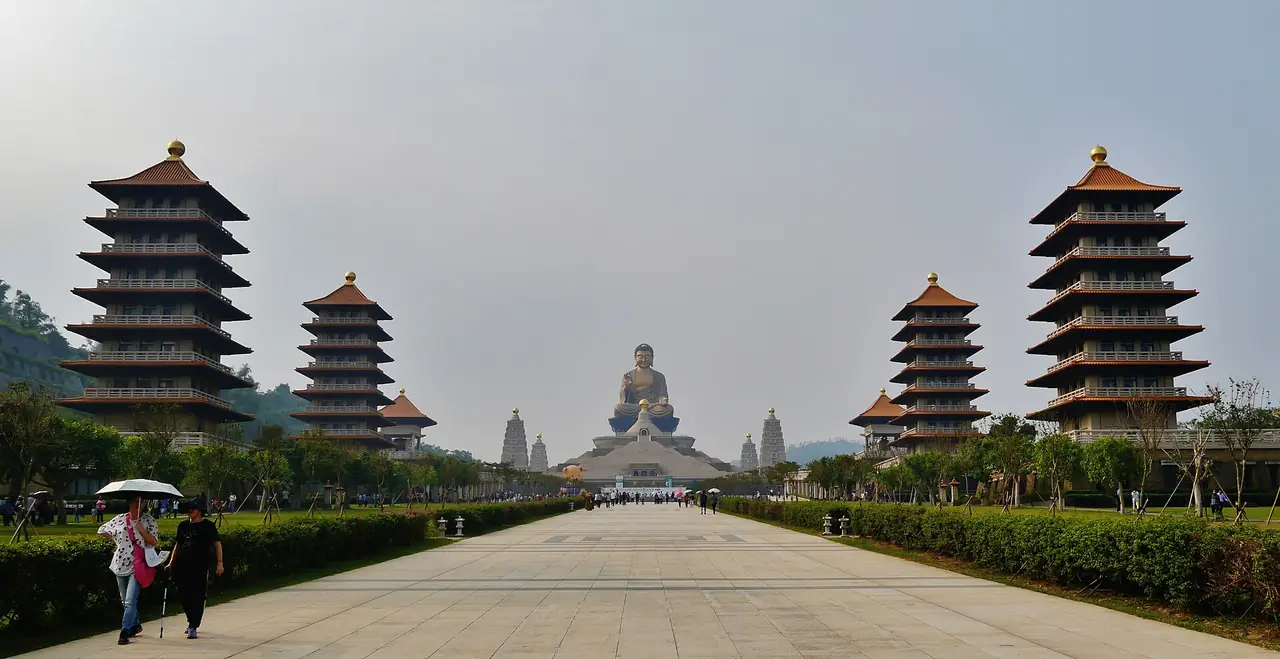 ถนนทางเข้ากลางระหว่างเจดีย์แปดองค์ มองเห็นพระพุทธรูปใหญ่ปลายทาง