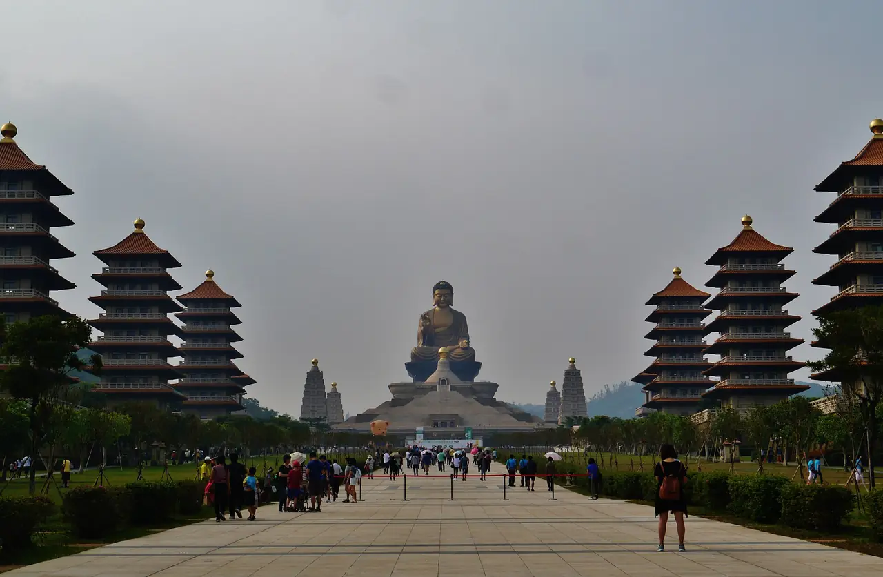 ทางเดินสู่พระพุทธรูปใหญ่ มีเจดีย์แปดองค์ขนาบสองข้างที่ Fo Guang Shan Buddha Museum