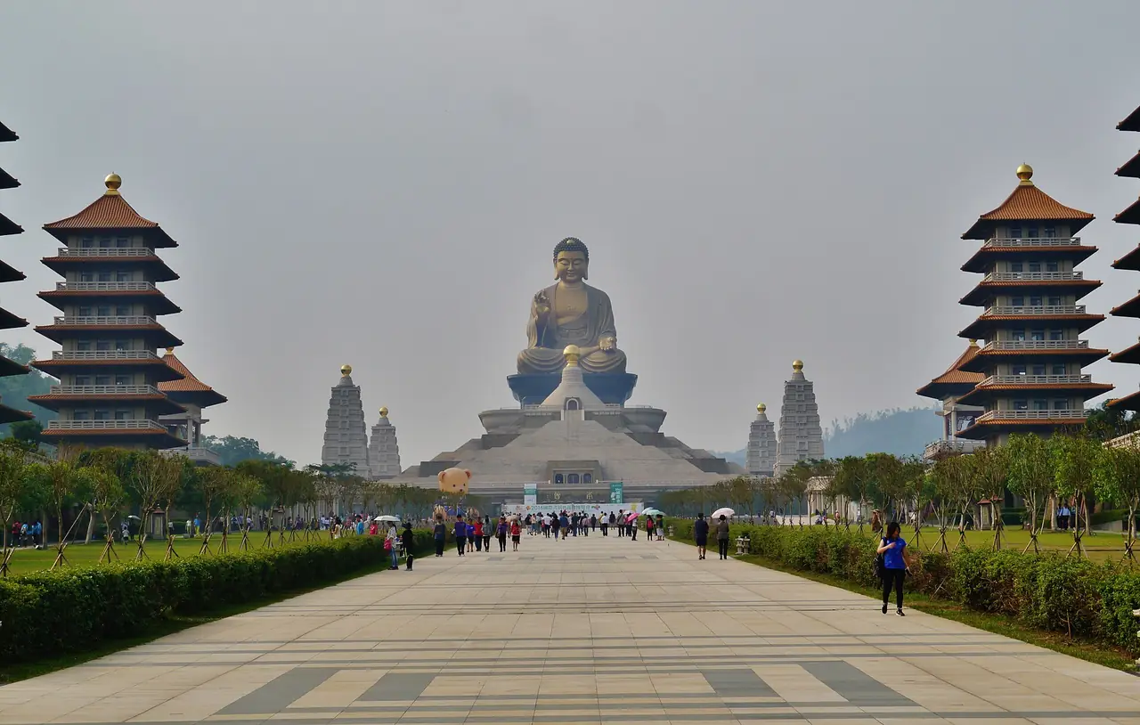 ลานทางเข้าและเจดีย์แปดองค์ที่ Fo Guang Shan Buddha Museum