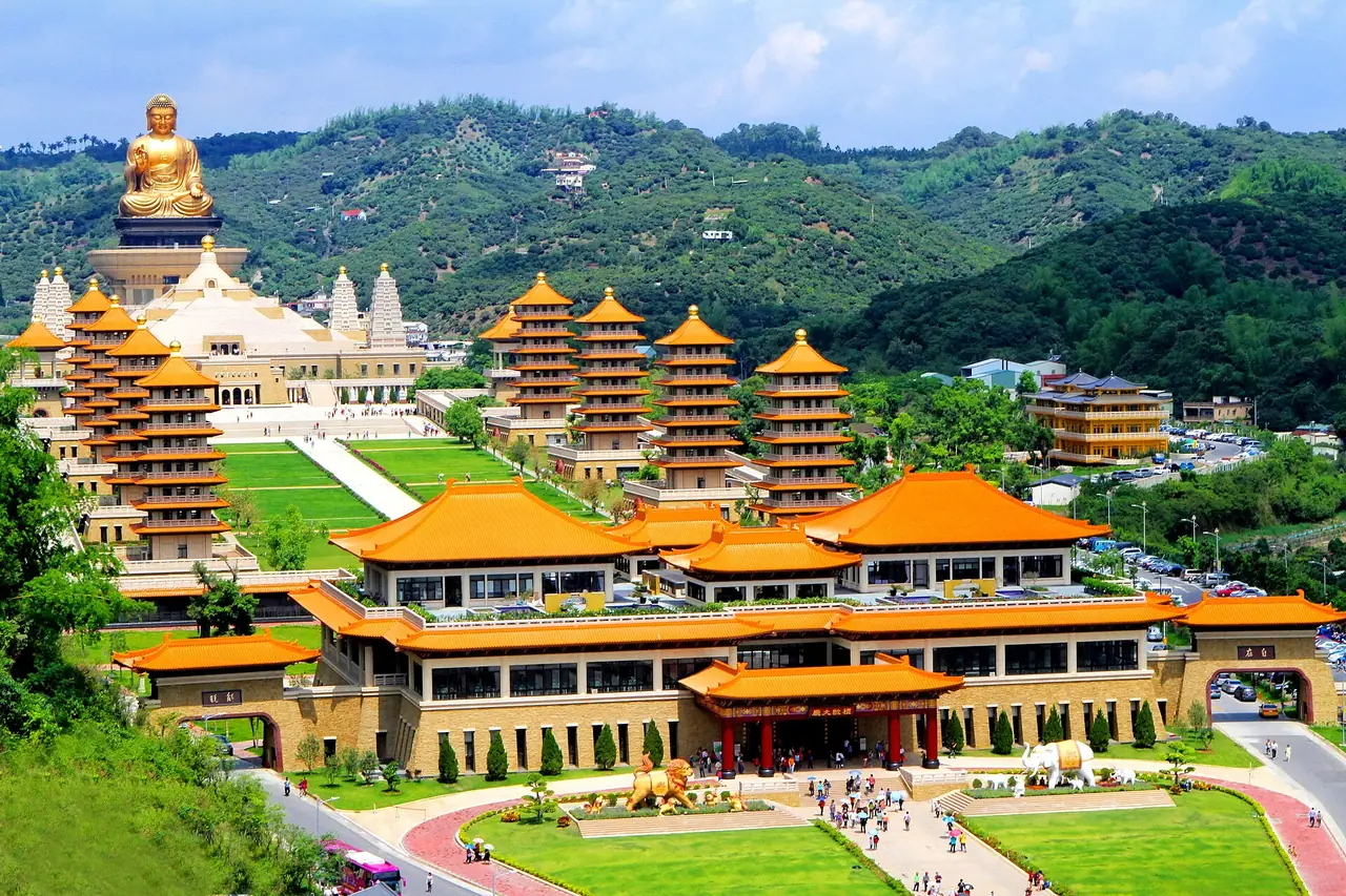 ภาพถ่ายมุมสูงของพุทธมูลนิธิ Fo Guang Shan Buddha Museum ในเขตต้าชู่