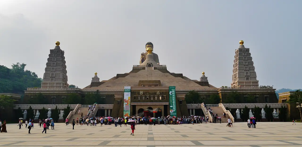 ห้องโถงใหญ่และเจดีย์สองข้าง โดยมีพระพุทธรูปใหญ่อยู่ด้านหลัง