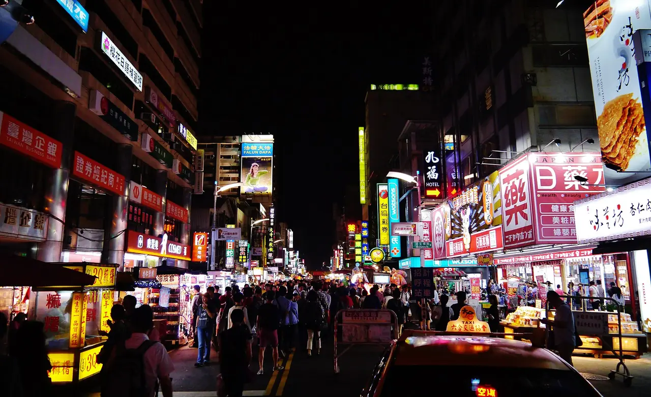ถนนตลาดกลางคืนลิ่วเหอตอนค่ำ