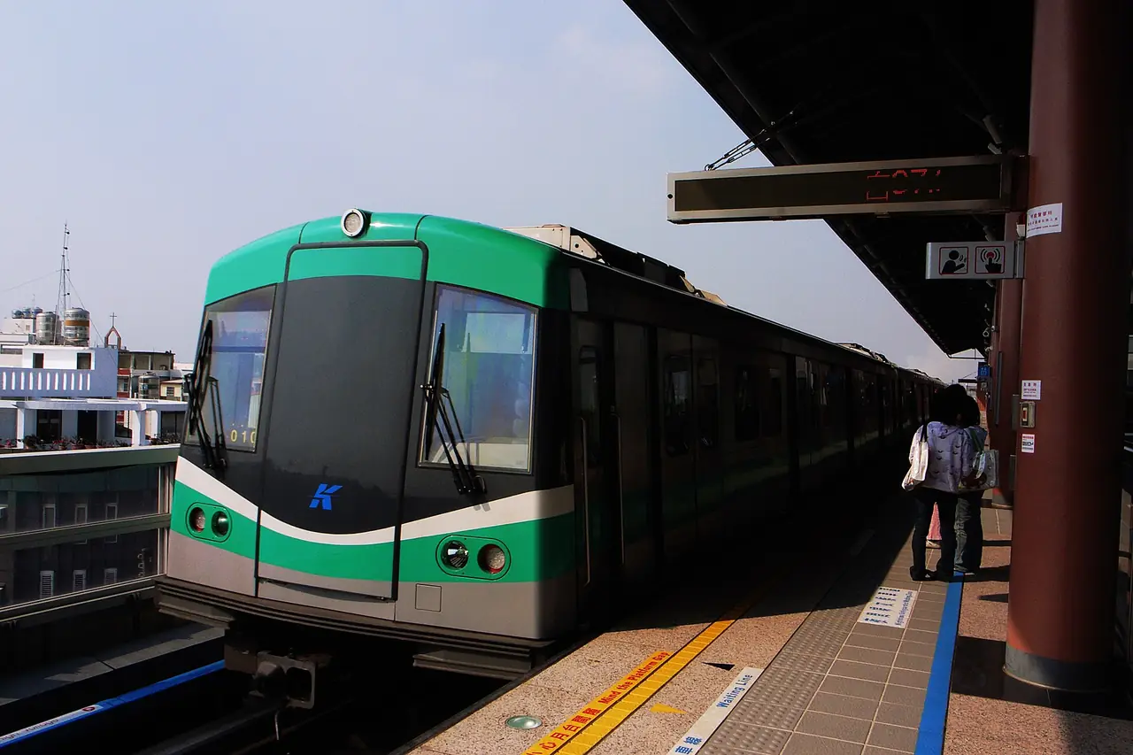 ขบวน MRT ของเกาสงที่ชานชาลา