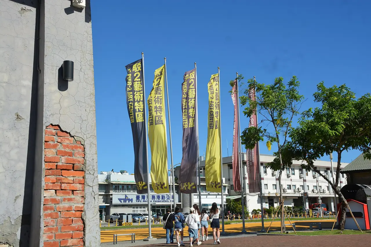 ธงแขวนหน้าโกดัง Pier-2 Art Center