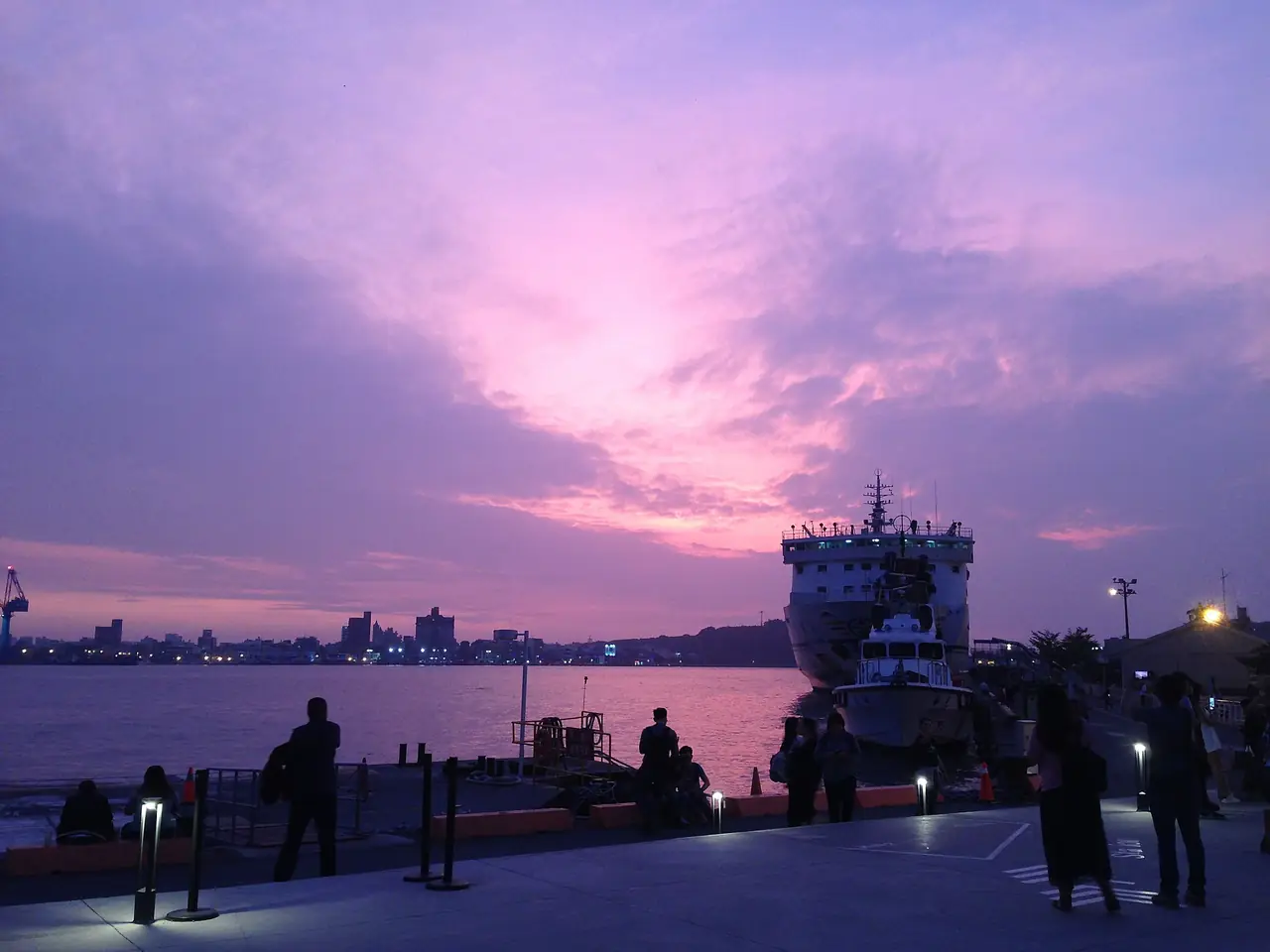 ท้องฟ้ายามพลบค่ำที่ท่าเรือ Pier-2 เกาสง