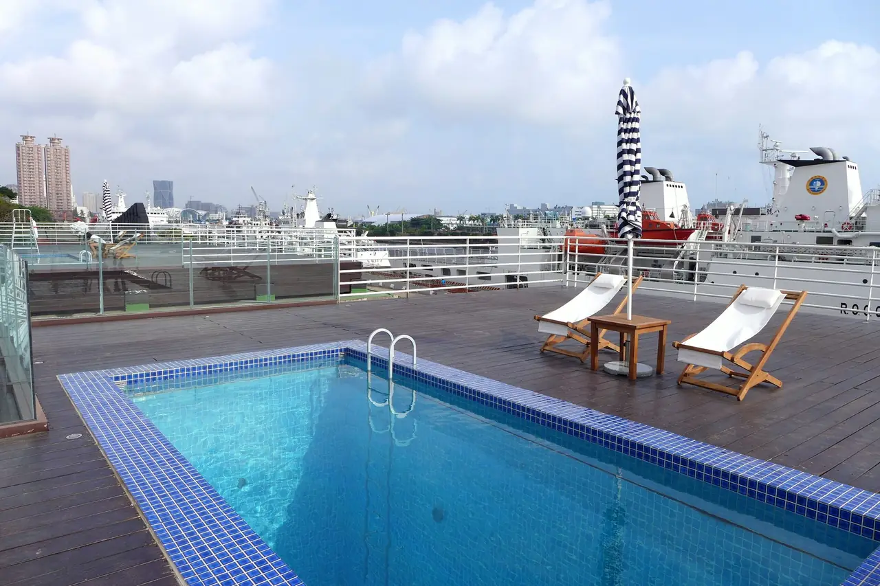ผลงานศิลปะรูปสระว่ายน้ำบนลานที่ Pier-2 เกาสง