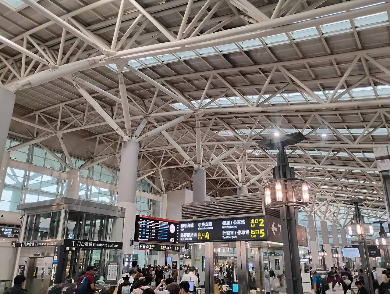 โถงสถานีรถไฟความเร็วสูงจั่วอิ๋ง (Zuoying) ในเกาสง