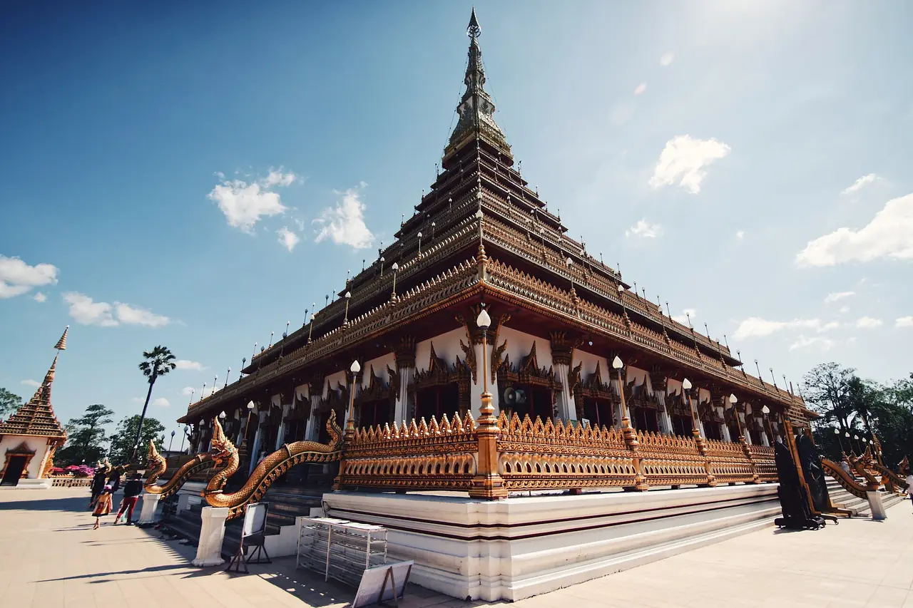 ภาพขอนแก่น: เมืองมหาวิทยาลัยของอีสาน ที่มีซากไดโนเสาร์ ผ้าไหมทอมือ และอ่างเก็บน้ำใหญ่อยู่ในระยะขับรถวันเดียว