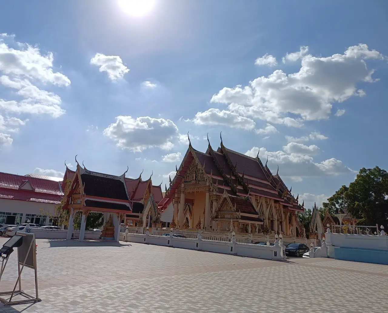 อุโบสถวัดกลาง ริมบึงแก่นนคร